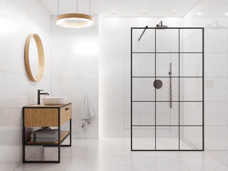 Modernes Badezimmer mit Waschtisch aus Holz, rundem Spiegel und begehbarer Dusche mit schwarzer Sprossenwand aus Glas.