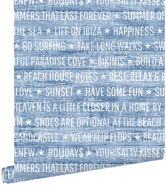 Tapete mit Strandmotiven und Schriftzügen auf Holzstruktur