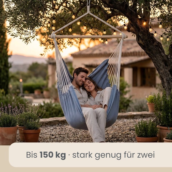 Ein Paar entspannt in einem blauen Hängesessel im Garten. Der Hängestuhl ist an einem Baum befestigt. Belastbarkeit bis 150 Kilogramm.