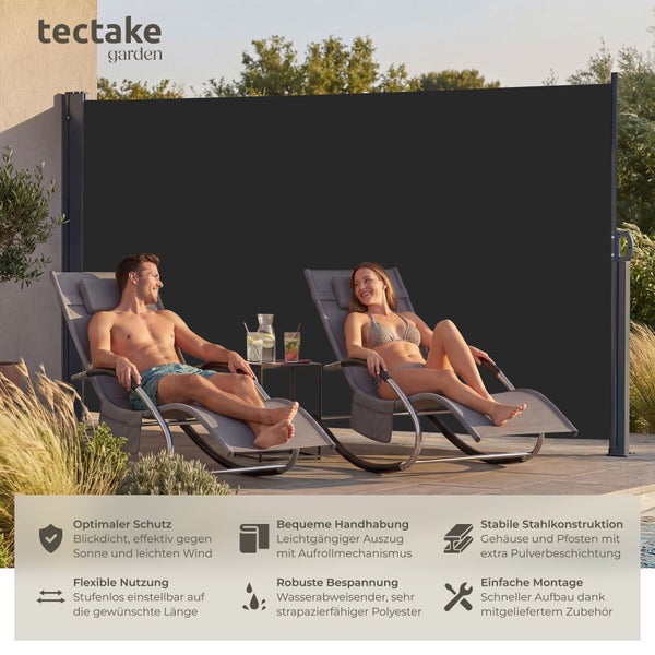 Ausziehbare Seitenmarkise auf einer Terrasse mit zwei Personen auf Sonnenliegen, Sichtschutz und Windschutz aus robustem Polyester, tectake garden Logo.