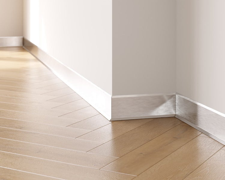 Wandanschlussleiste aus Metall an einer Ecke montiert