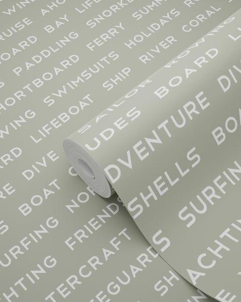 Tapetenrolle mit aufgedruckten Begriffen zum Thema Meer