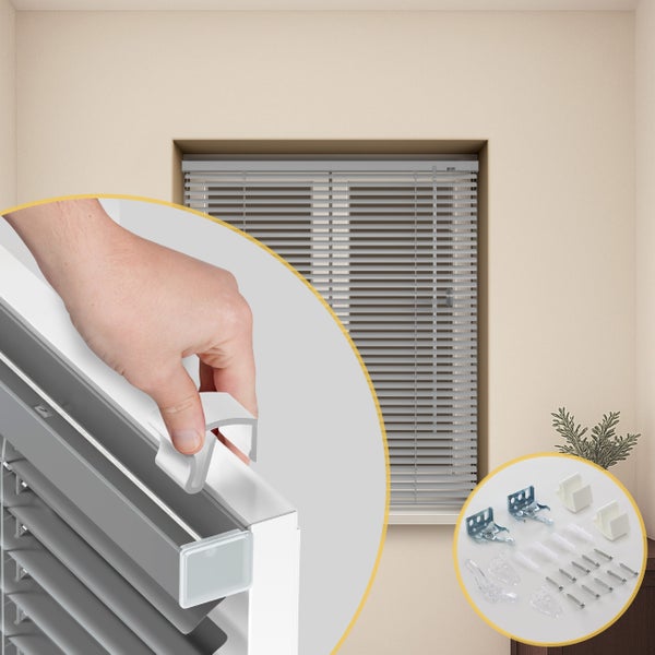 Jalousie am Fenster montiert mit Detailansicht der Befestigung und Montagezubehör inklusive Winkeln und Schrauben.