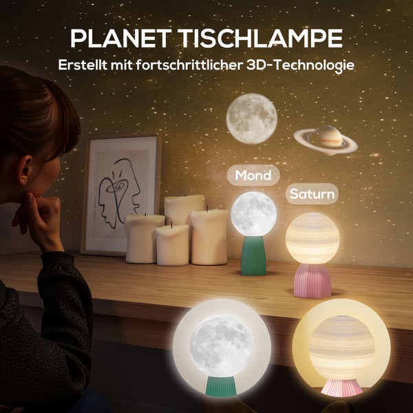 Planet Tischlampen in Form von Mond und Saturn auf einem Holztisch, gefertigt mit dreidimensionaler Technologie, mit Sternenprojektion an der Wand.