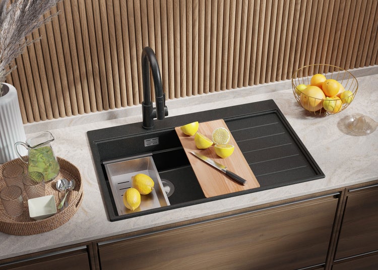 Spüle mit Abtropffläche und Schneidebrett in einer hellen Küche