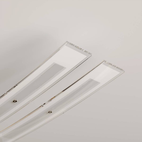 Nahaufnahme einer modernen LED-Deckenleuchte mit zwei flachen, transparenten Paneelen und mattierten Lichtflächen.