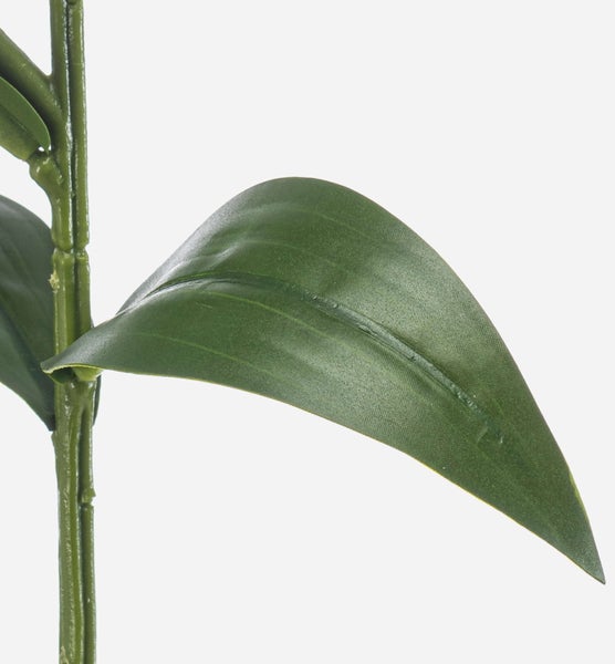 Detailansicht eines grünen Blattes und Stiels einer Kunstpflanze aus Kunststoff.