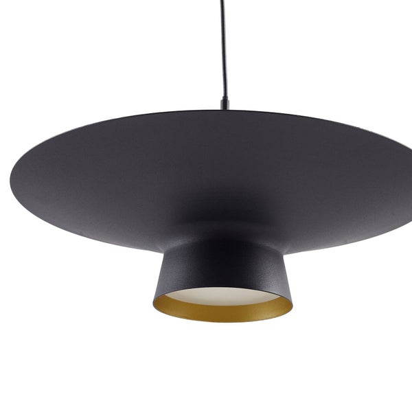 Moderne Pendelleuchte aus Metall mit flachem Schirm in Schwarz und Gold.