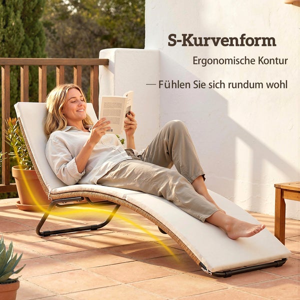 Frau liest auf einer ergonomischen Gartenliege mit S-Kurvenform auf einer Terrasse.