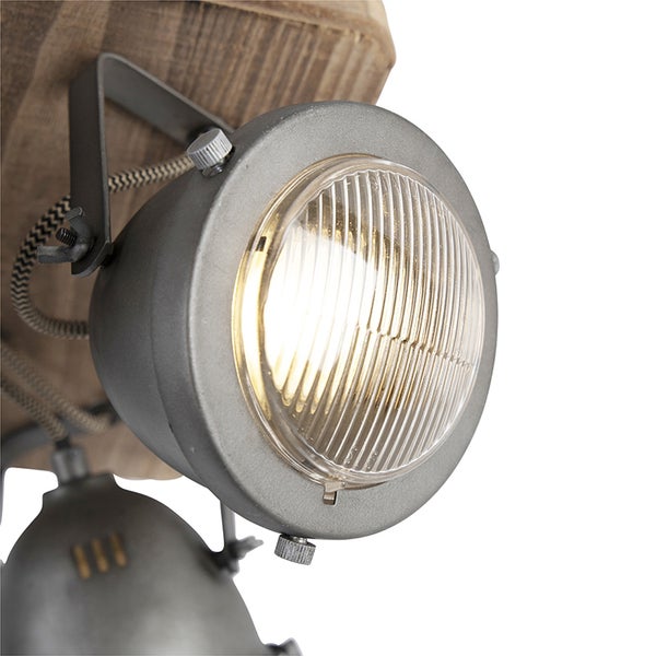 Nahaufnahme einer Vintage-Deckenleuchte mit mehreren Scheinwerfern an einer Holzhalterung