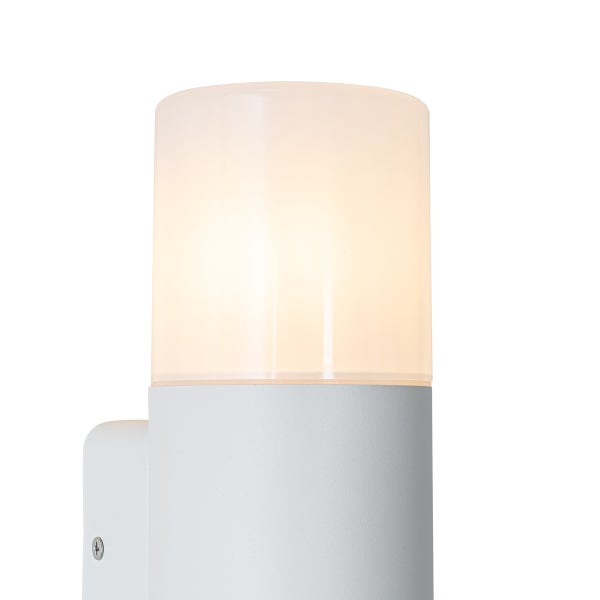 Zylindrische Außenwandleuchte aus Metall und Kunststoff mit weißem Gehäuse und eingeschaltetem Licht.