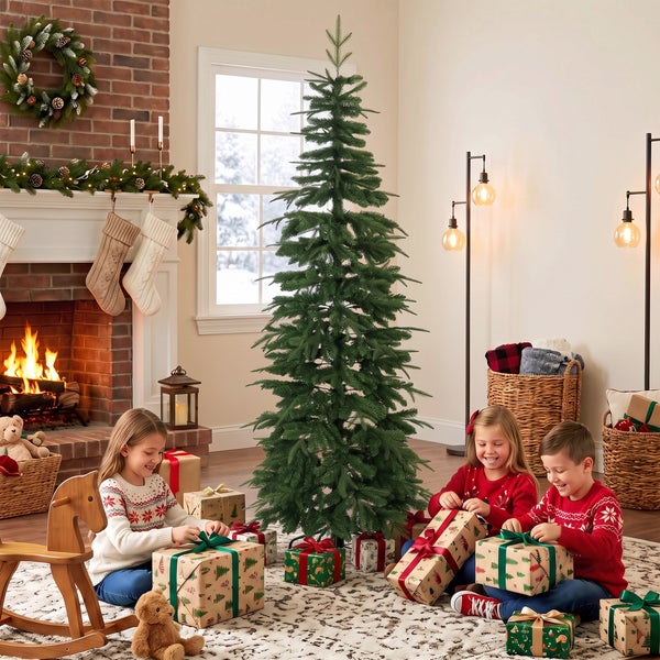 Ein künstlicher Weihnachtsbaum steht in einem weihnachtlich geschmückten Wohnzimmer mit Kamin, während drei Kinder Geschenke auspacken.