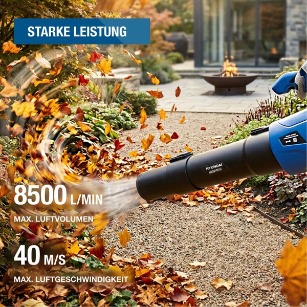 Hyundai Laubbläser im Einsatz im Garten, bewegt herbstliche Blätter mit hohem Luftvolumen von 8500 Liter pro Minute und 40 Meter pro Sekunde.