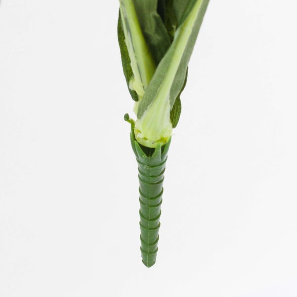 Detailansicht der gerippten Basis eines grünen Kunstpflanzenstiels aus Kunststoff.