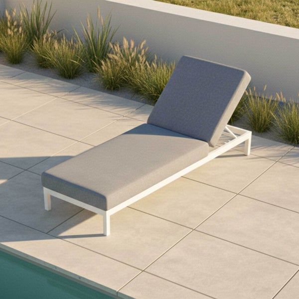 Gartenliege mit weißem Aluminiumgestell und grauen Polstern, modernes Outdoor-Daybed.