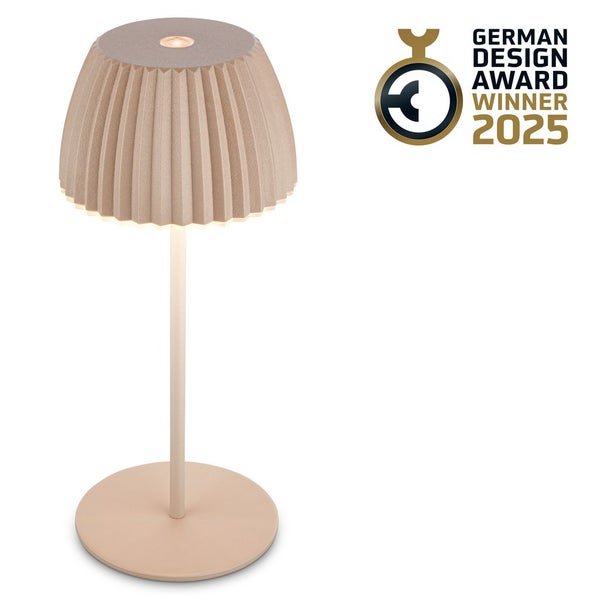 Tischleuchte aus Holz auf einem Couchtisch in einem Wohnzimmer
