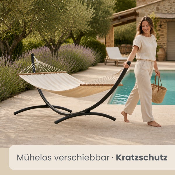 Hängematte mit Spreizstab und Metallgestell auf einer hellen Terrasse am Pool, mühelos verschiebbar mit integriertem Kratzschutz.