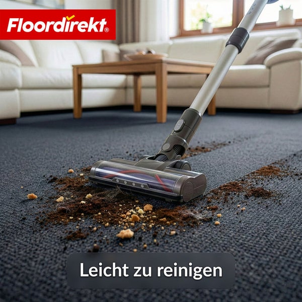 Staubsauger reinigt Teppich mit Schmutz und Krümeln. FloorDirekt Logo.