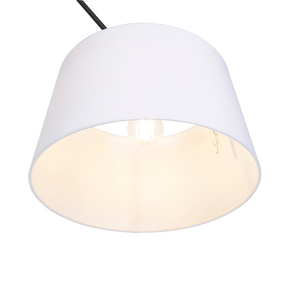 Pendelleuchte mit weißem Textilschirm und schwarzem Kabel.