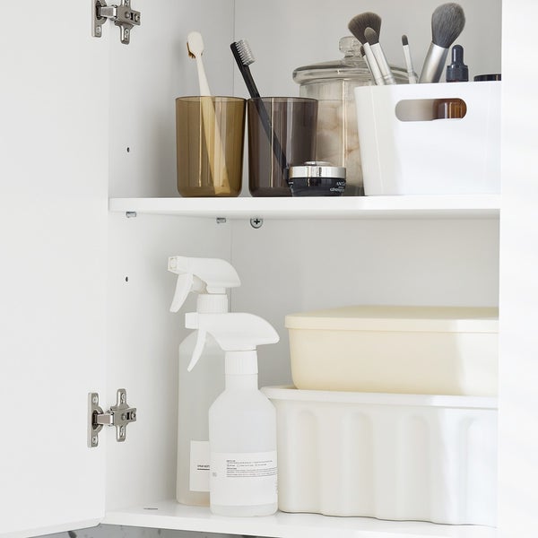 Badezimmerschrank Innenraum mit Zahnbürsten, Behältern, Kosmetika und Reinigungsflaschen