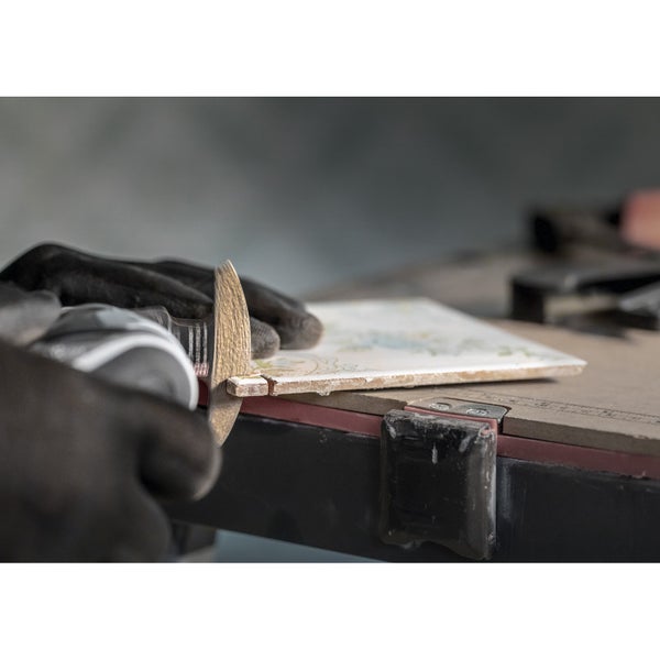 Bierbankauflagen in verschiedenen Farben und Mustern auf einer Bierbank