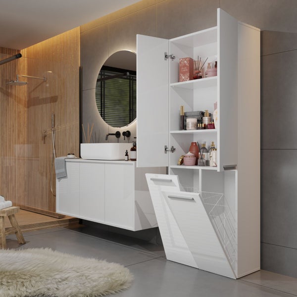 Modernes Badezimmer mit Waschbecken, Spiegel und Hochschrank mit Wäschekorb