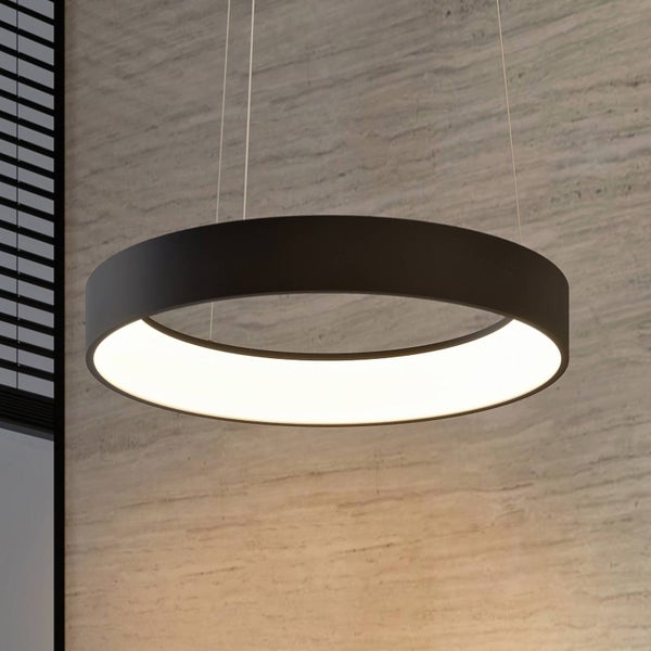 Schwarze ringförmige Pendelleuchte mit LED-Licht vor einer strukturierten Wand im modernen Stil.