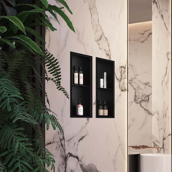 Moderne Dusche mit Duschkopf, Armaturen und eingebautem Regal.