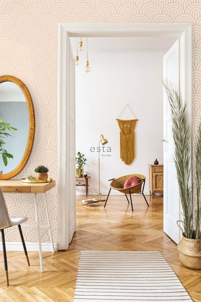 Heller Raum mit geometrischer Tapete, Sessel und Holzboden