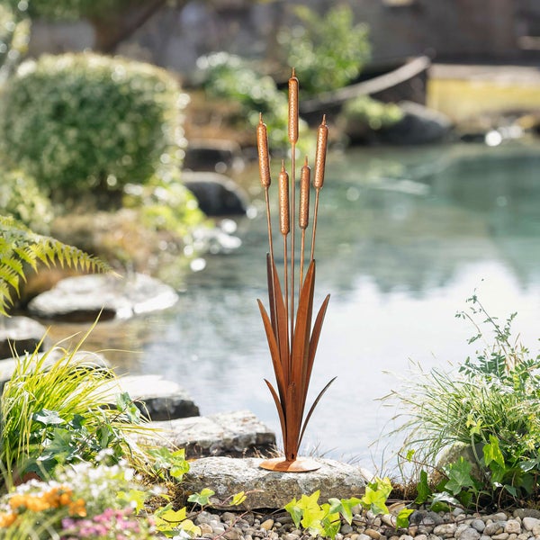 Dekorative Rohrkolben-Gartenfigur aus Metall am Teich