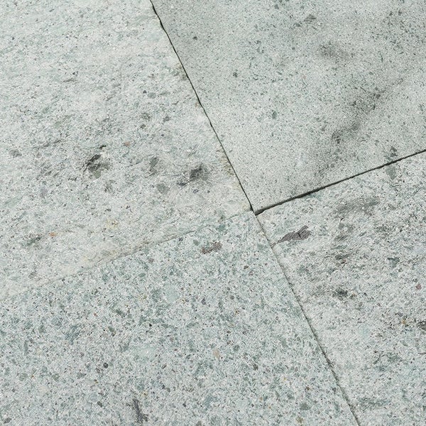 Strukturierte Natursteinplatte für die Terrasse mit körniger Oberfläche.