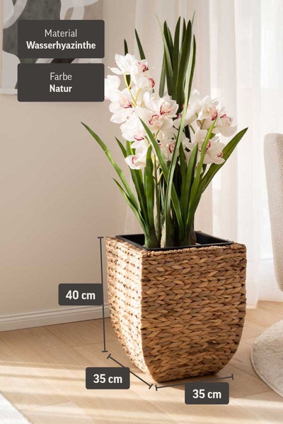 Quadratischer Pflanzkübel aus Wasserhyazinthe in Natur mit künstlichen Orchideen, 40 Zentimeter hoch und 35 mal 35 Zentimeter breit.