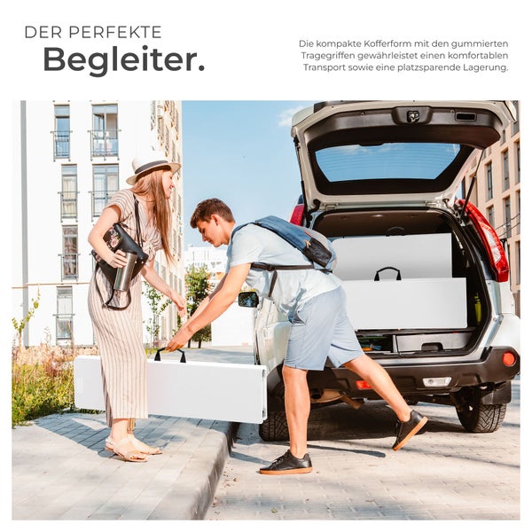 Ein Paar belädt in heller Umgebung den Kofferraum eines Autos mit klappbaren Campingtischen in kompakter Kofferform mit Tragegriffen.