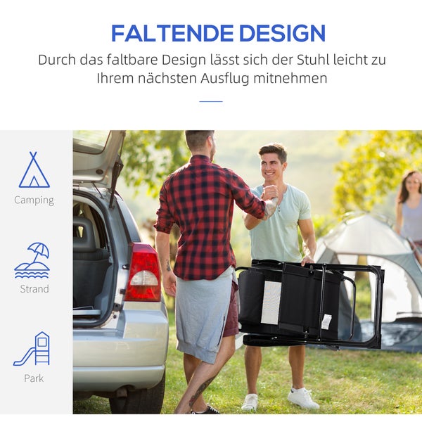 Zwei Männer tragen einen zusammengeklappten Stuhl in der Nähe eines Autos und eines Zeltes.