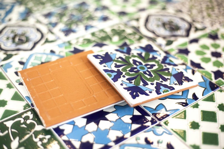 Dekorative Fliesen mit floralem Muster.