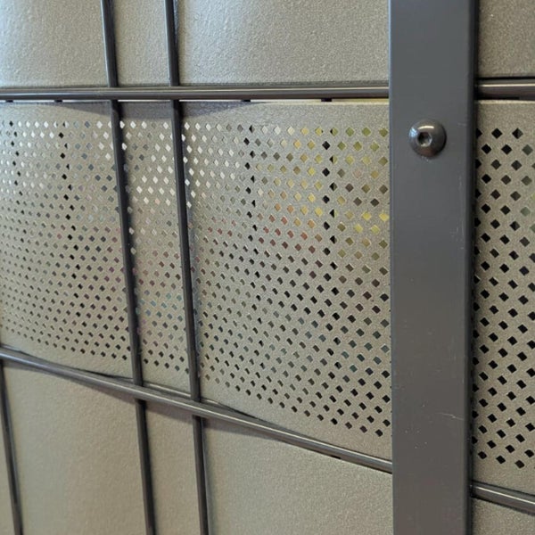 Detailansicht eines Metallregals mit Lochmuster