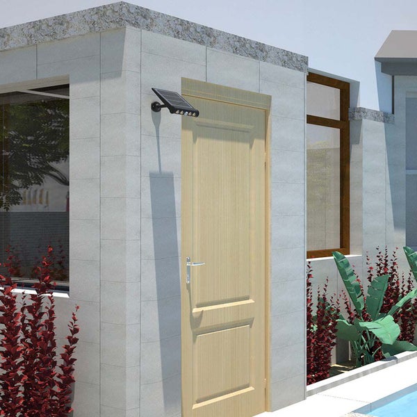 Außenansicht eines Hauses mit einer Holztür und einer Solarleuchte