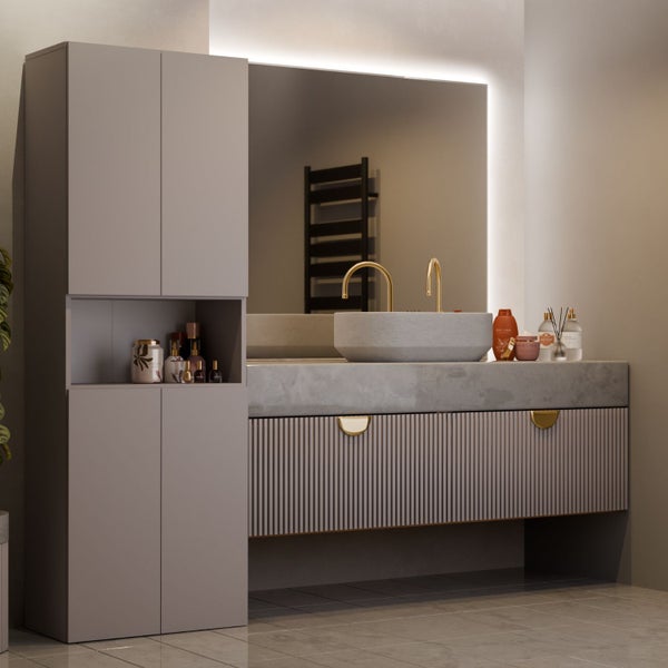 Modernes Badezimmerensemble mit Waschtischunterschrank, Aufsatzwaschbecken und Spiegelschrank für ein stilvolles Ambiente.