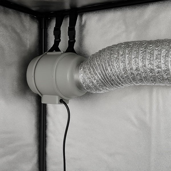 Installierter Rohrlüfter mit flexiblem Aluminium-Lüftungsschlauch in einer Growbox mit reflektierender Innenwand.