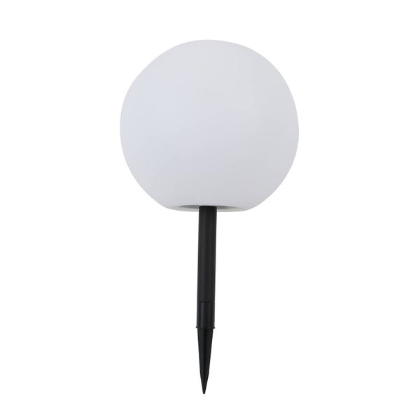 Kugelförmige Außenleuchte mit weißem Schirm und schwarzem Erdspieß zur Befestigung im Garten.