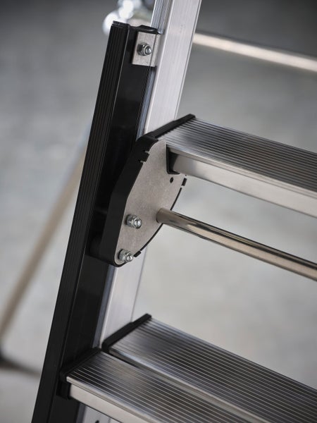 Detailansicht einer Aluminiumleiter mit Stufen und Sicherheitsgeländer