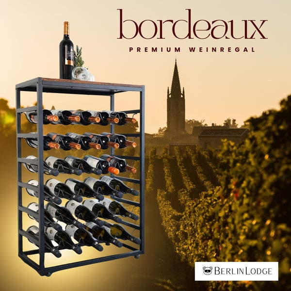 Berlin Lodge Weinregal Bordeaux aus Metall mit Holzplatte, befüllt mit Weinflaschen, freistehend.