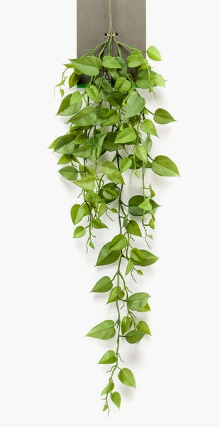 Künstliche rosa Hortensie mit grünen Blättern in einem grauen geflochtenen Korb.