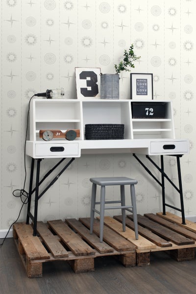 Schreibtisch mit Regalen, Schubladen und einem Hocker auf Paletten