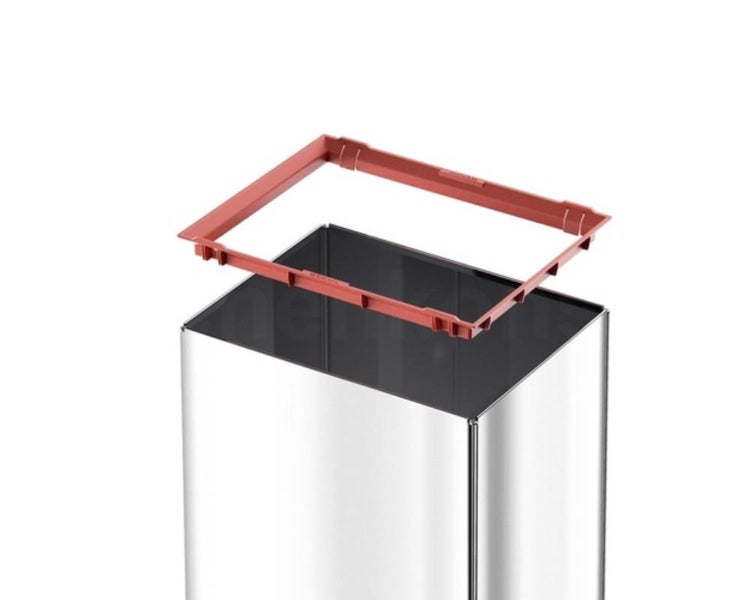 Roter Müllbeutelhalter-Rahmen für einen quadratischen Abfallbehälter aus Metall.