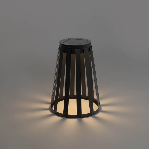 Solarbetriebene LED-Außenleuchte aus schwarzem Metall in konischer Käfigform mit dekorativem Lichteffekt.