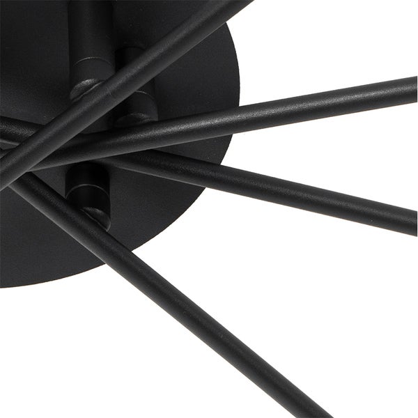 Detailansicht einer schwarzen Deckenleuchte mit mehreren Leuchtarmen aus Metall