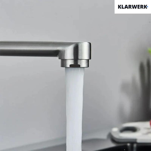 Klarwerk Küchenarmatur mit fließendem Wasser aus dem Auslauf
