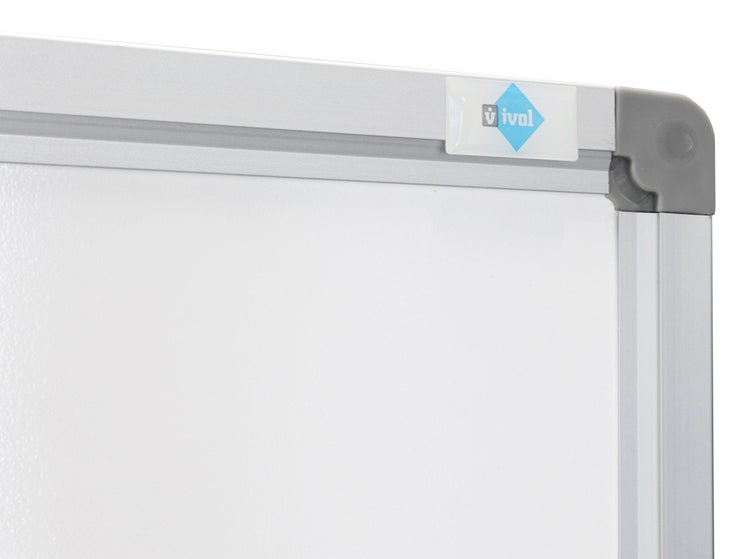 Nahaufnahme der oberen Ecke eines Whiteboards mit Aluminiumrahmen, grauem Eckschutz und IVOL Logo.
