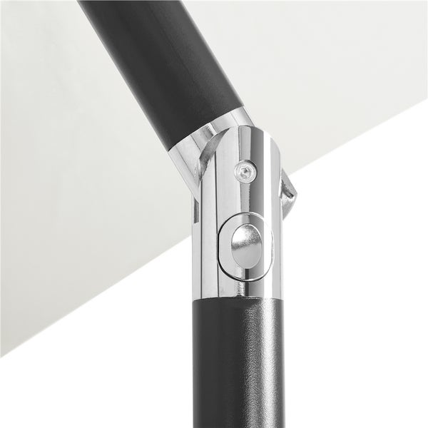 Detailaufnahme der Mechanik eines Sonnenschirms mit schwarzem Gestell